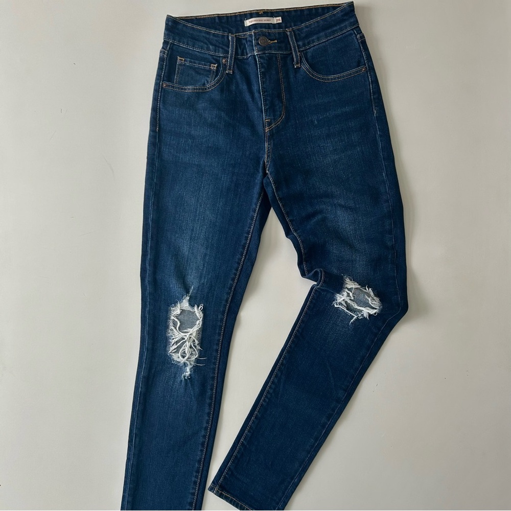 Levi’s 721 High Rise Dark Wash Distressed Skinny Jeans Fall/Winter Staple 26